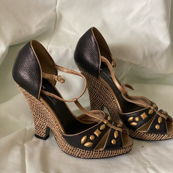 These are not for the faint of heart. Beautiful DKNY made in Italy platforms. - Picture 7 of 9